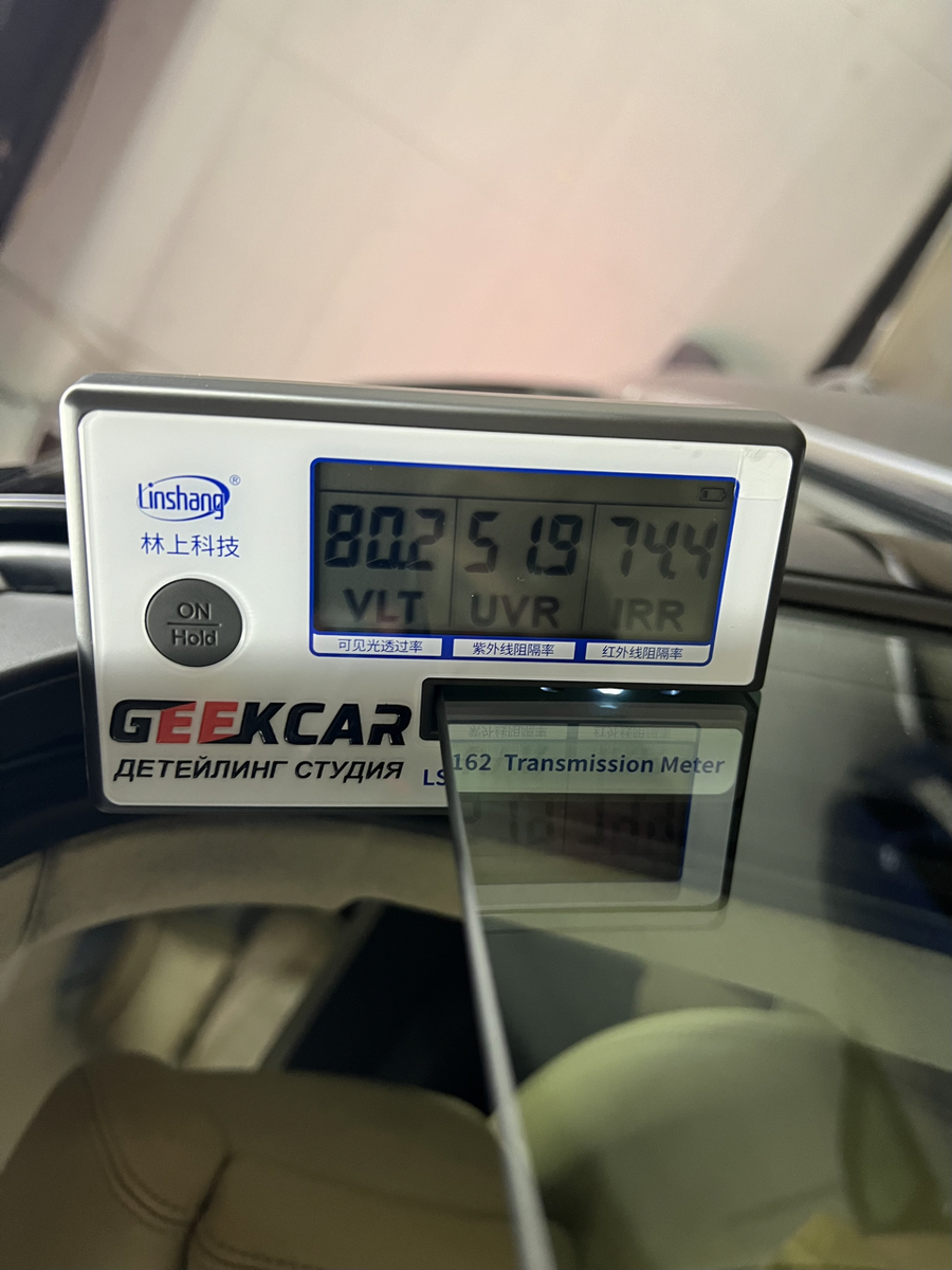 Замер атермального стекла автомобиля Ауди, теплозащита 74.4%