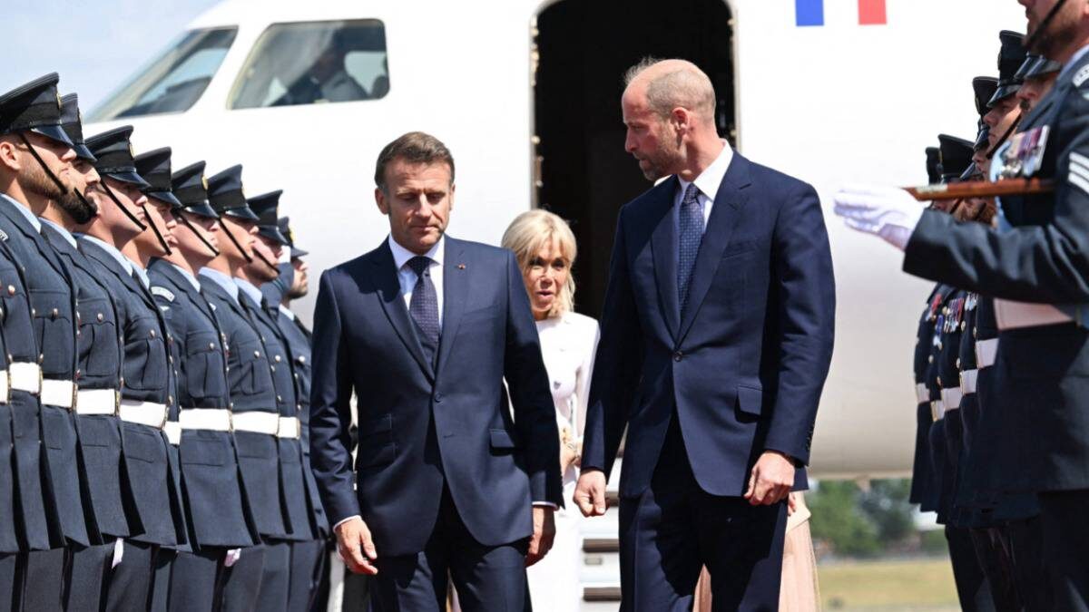    Президента Франции Эмманюэля Макрона и его супругу Брижит Макрон встречает у трапа самолета в Великобритании Уильям, принц Уэльский / Фото: Accorsini Jeanne / Pool / ABACA / ТАСС