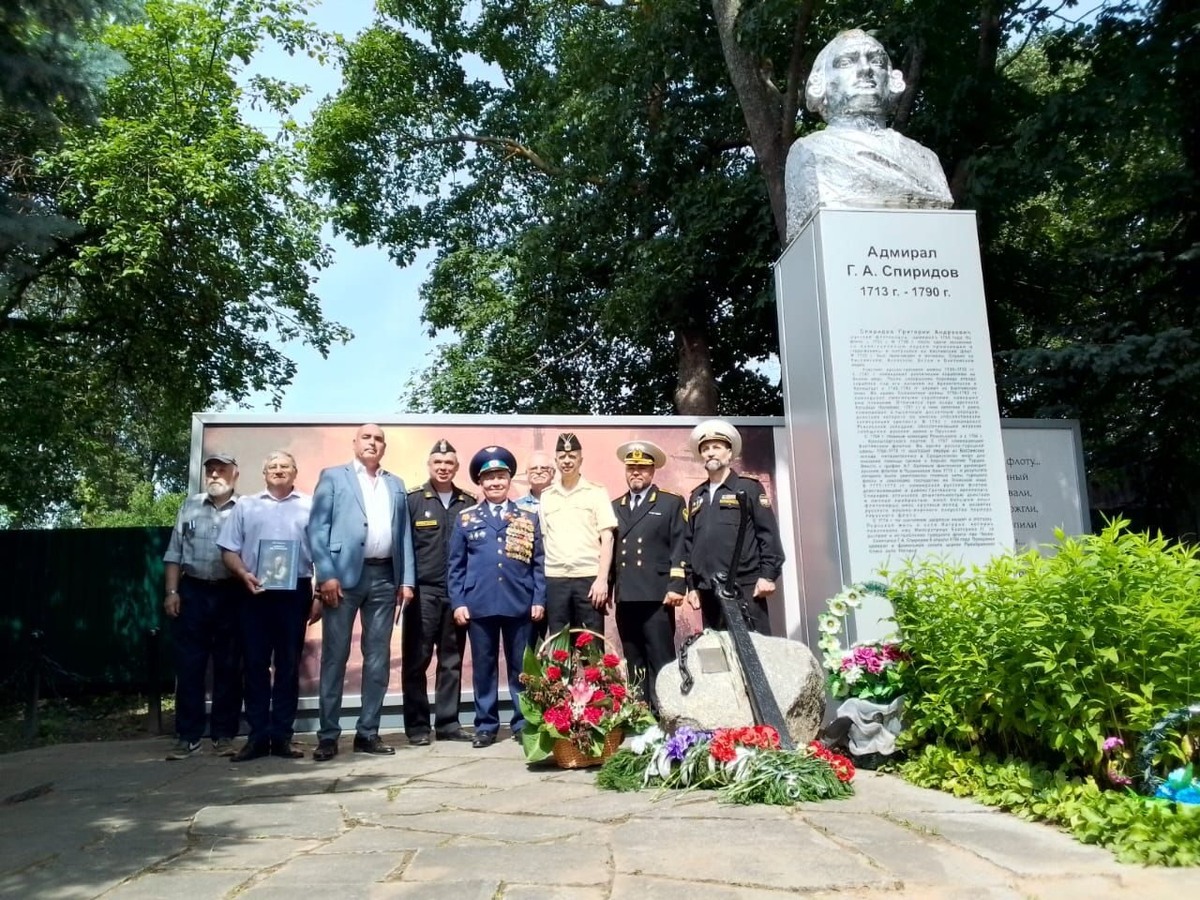 У памятника герою сражения Адмиралу Григорию Свиридову