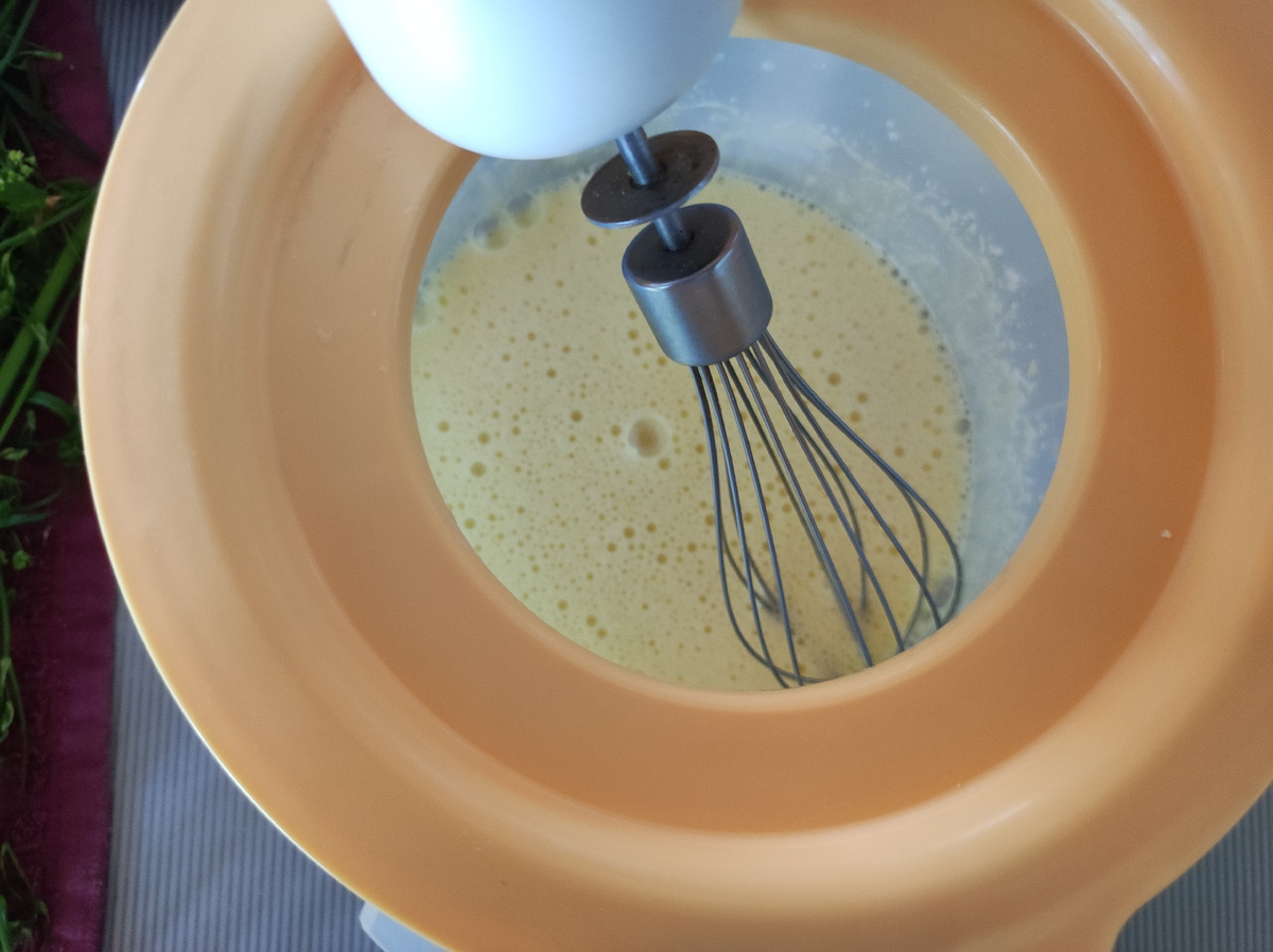 Яйцо+ сахар , затем добавила мягкое сливочное масло. Фото автора.