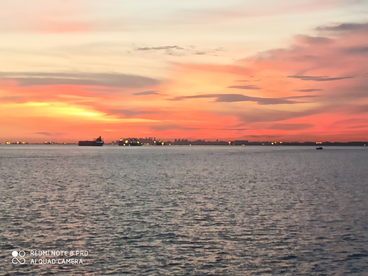 Солнце только что ушло за горизонт Сингапура