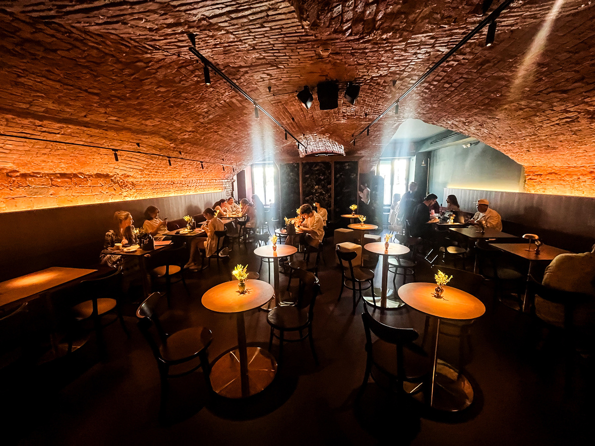 Вид на зал →