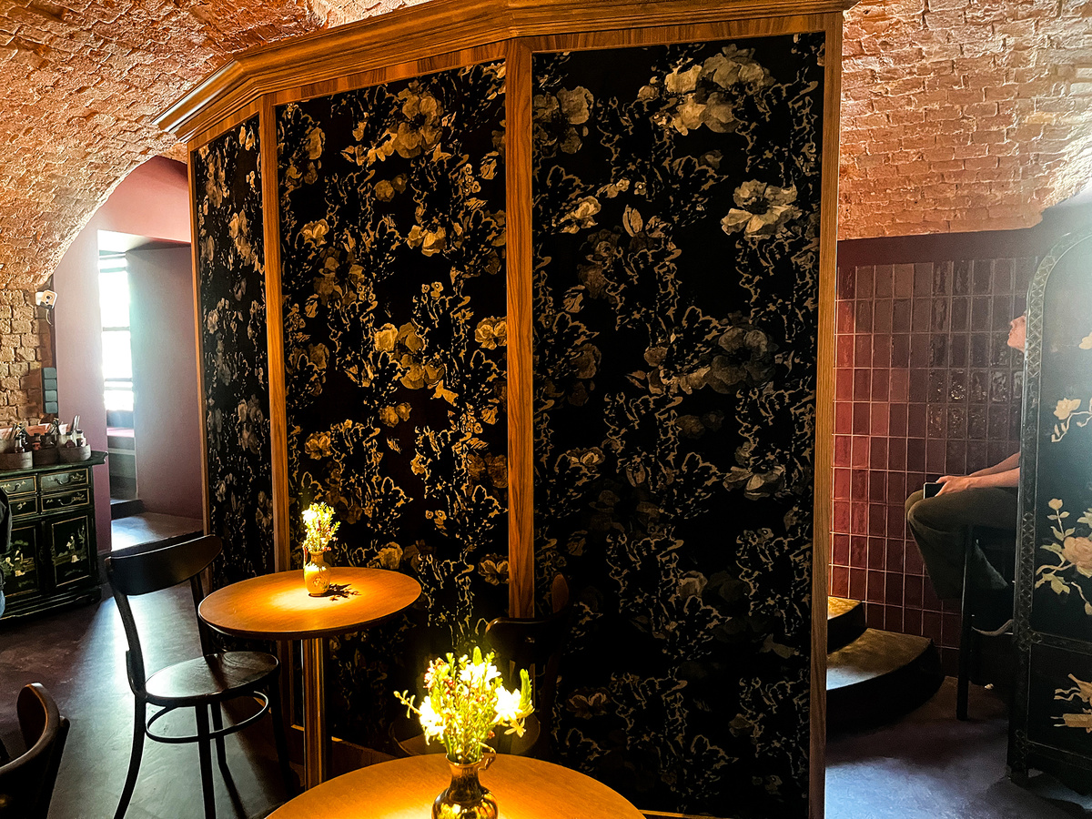 Китайская ширма на входе →