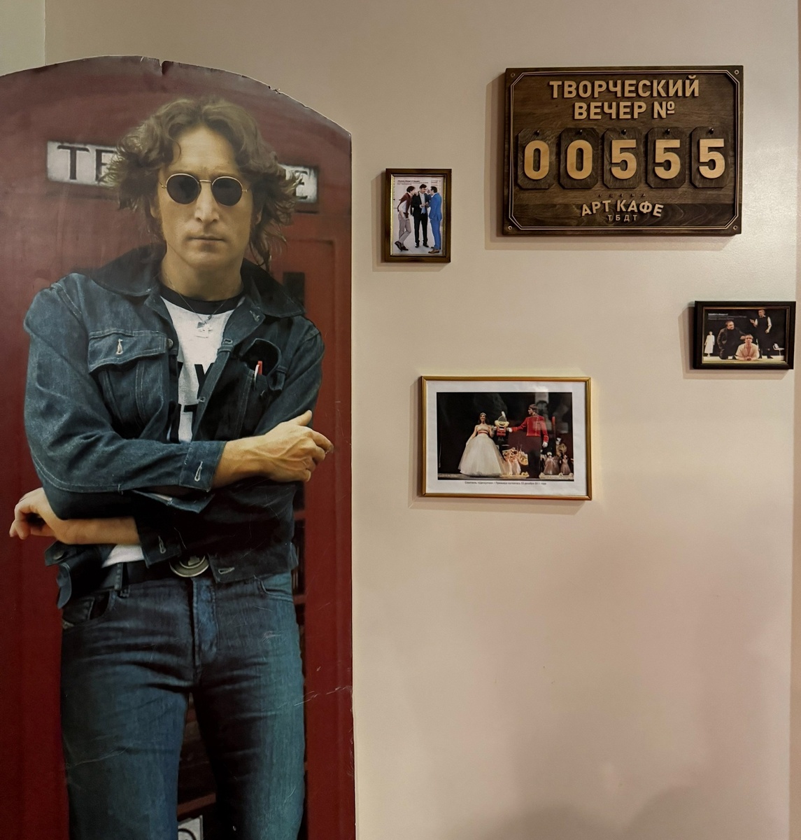 Джон Леннон у входа