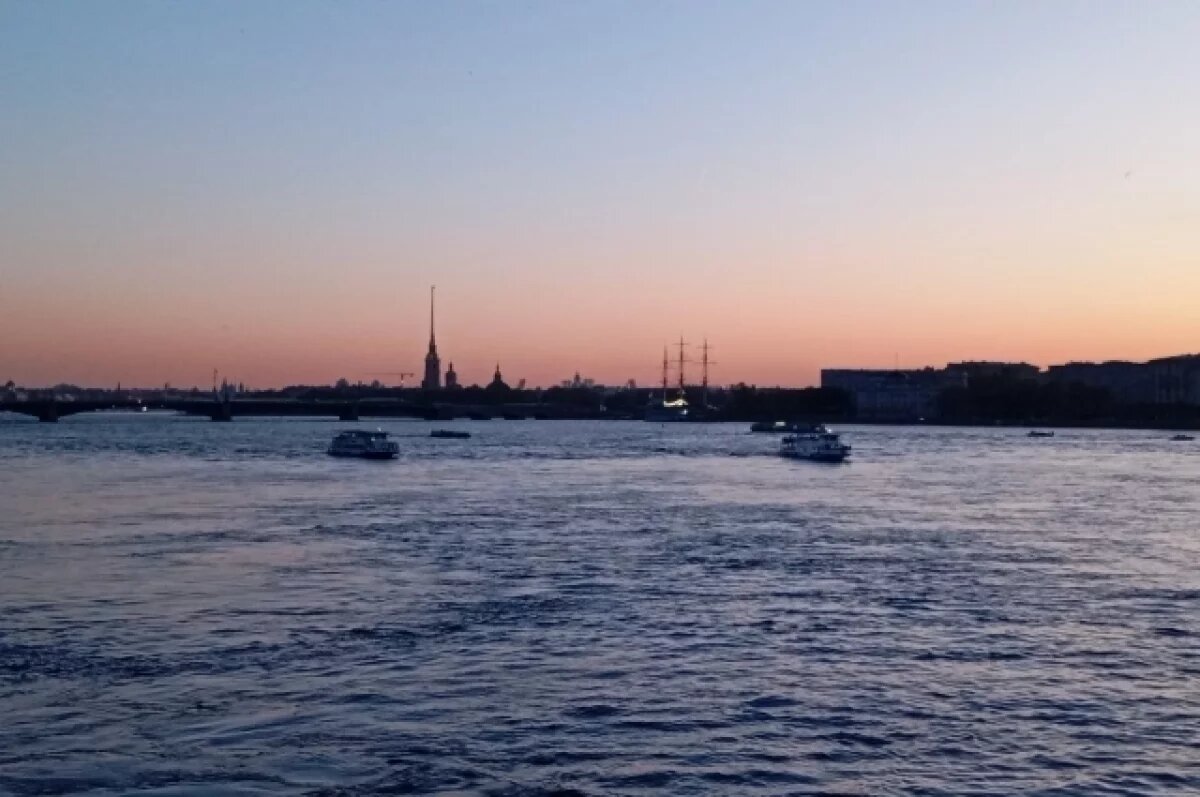    В Петербурге прохожий достал из Невы тонущего мужчину