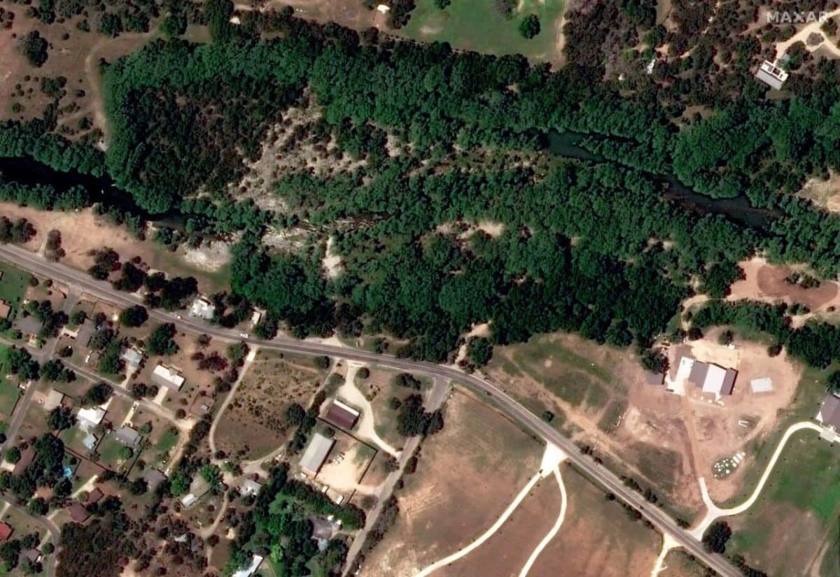    Деревья, растущие вдоль берегов реки Гваделупе в Ханте, штат Техас, 23 июня 2023 года / © Maxar Technologies