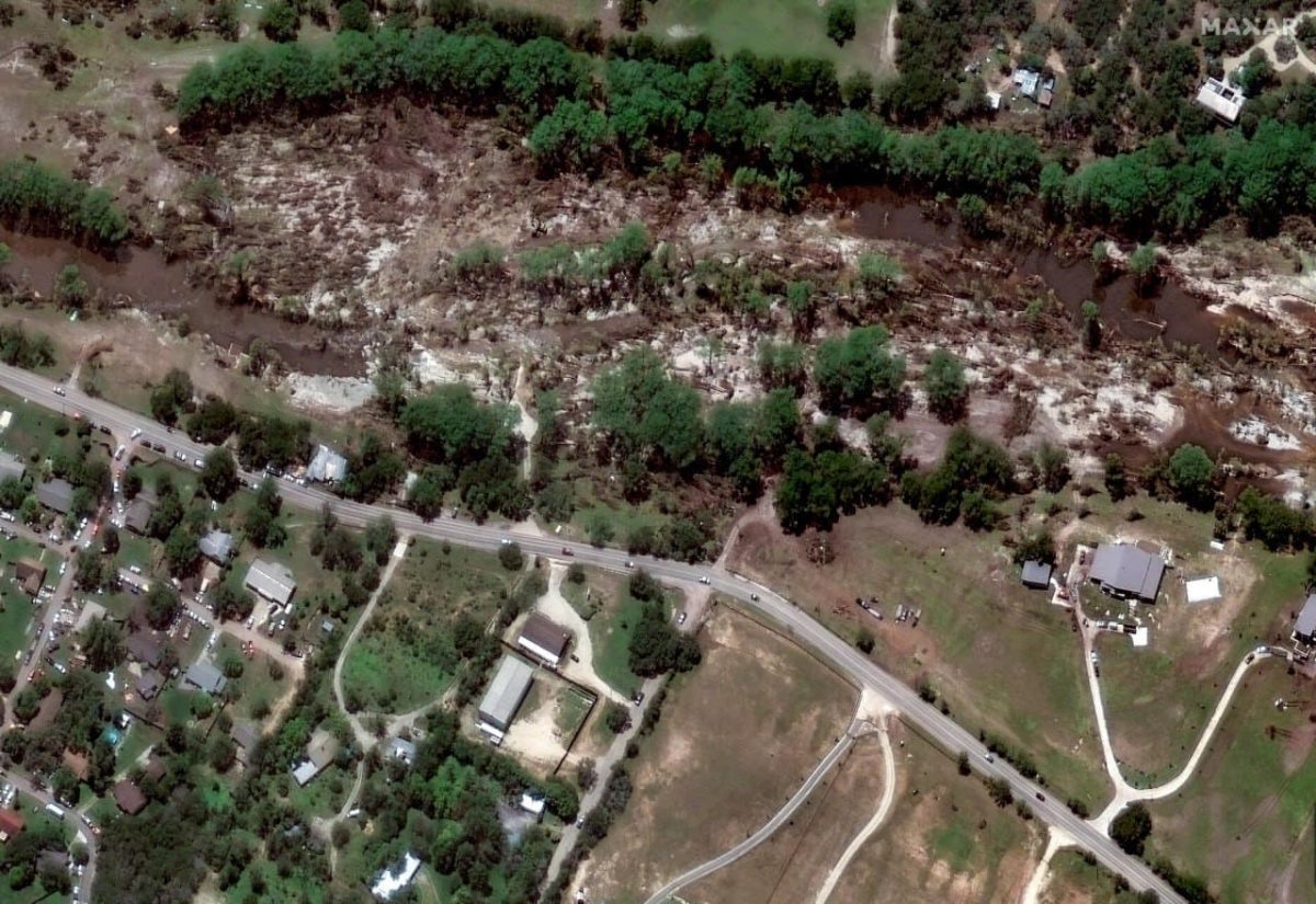    Спутниковый снимок, на котором видны поваленные деревья вдоль участка реки Гваделупе в Ханте, штат Техас, 8 июля 2025 года / © Maxar Technologies