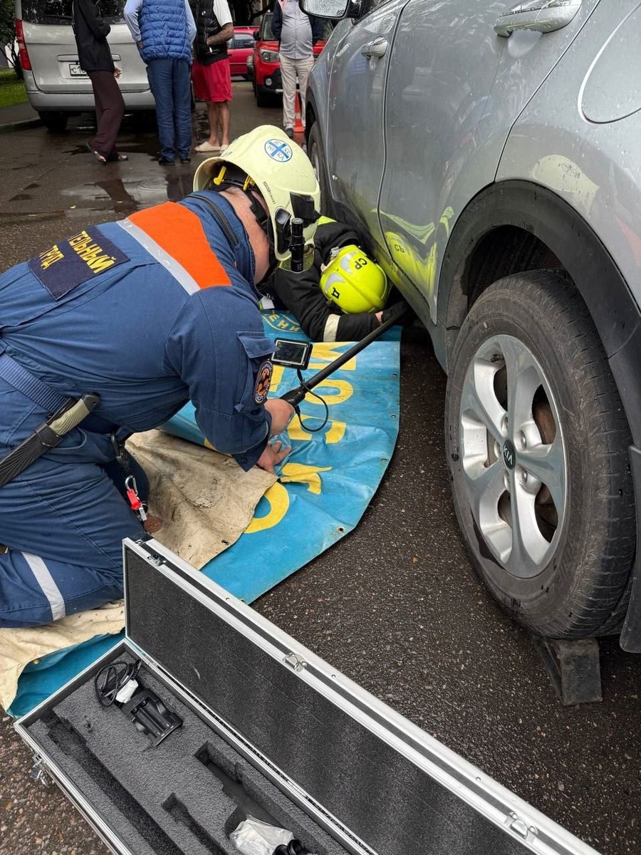 Профессионалы на месте: Сотрудники СпасРезерва оценивают обстановку. Для спасения Иви необходимо аккуратно поднять машину домкратами. Владелица авто дает добро на работы.