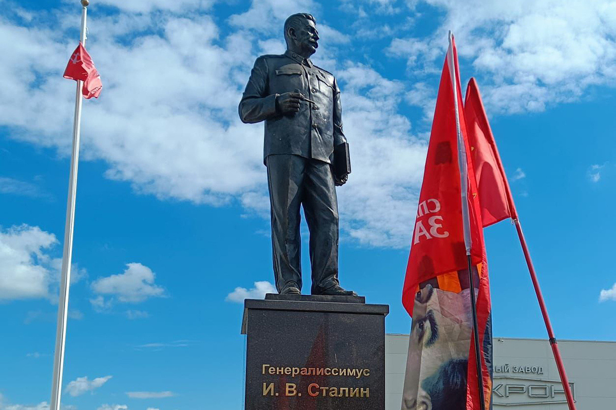 Памятник В.И.Сталину в Великих Луках.Фото из открытых источников.