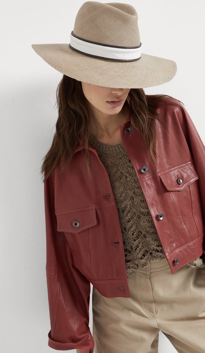 Здесь база с налетом стиля Вестерн за счет кожаной куртки, шляпы и цветовой гаммы.