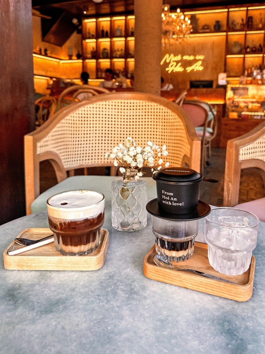 Время в этом городке как будто остановилось. Там и китайские, и японские постройки, и французский колониальный стиль, все вперемешку и в то же время все на редкость гармонично сочетается. Весь Старый город застроен маленькими милыми домиками преимущественно желтого цвета. На первом этаже обычно кафе или лавочка, а второй этаж – жилой.