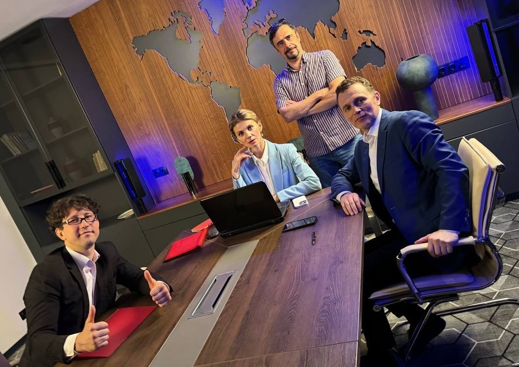 Геннадий Иванов и актёры готовятся к съёмке первой сцены вертикального формата сериала