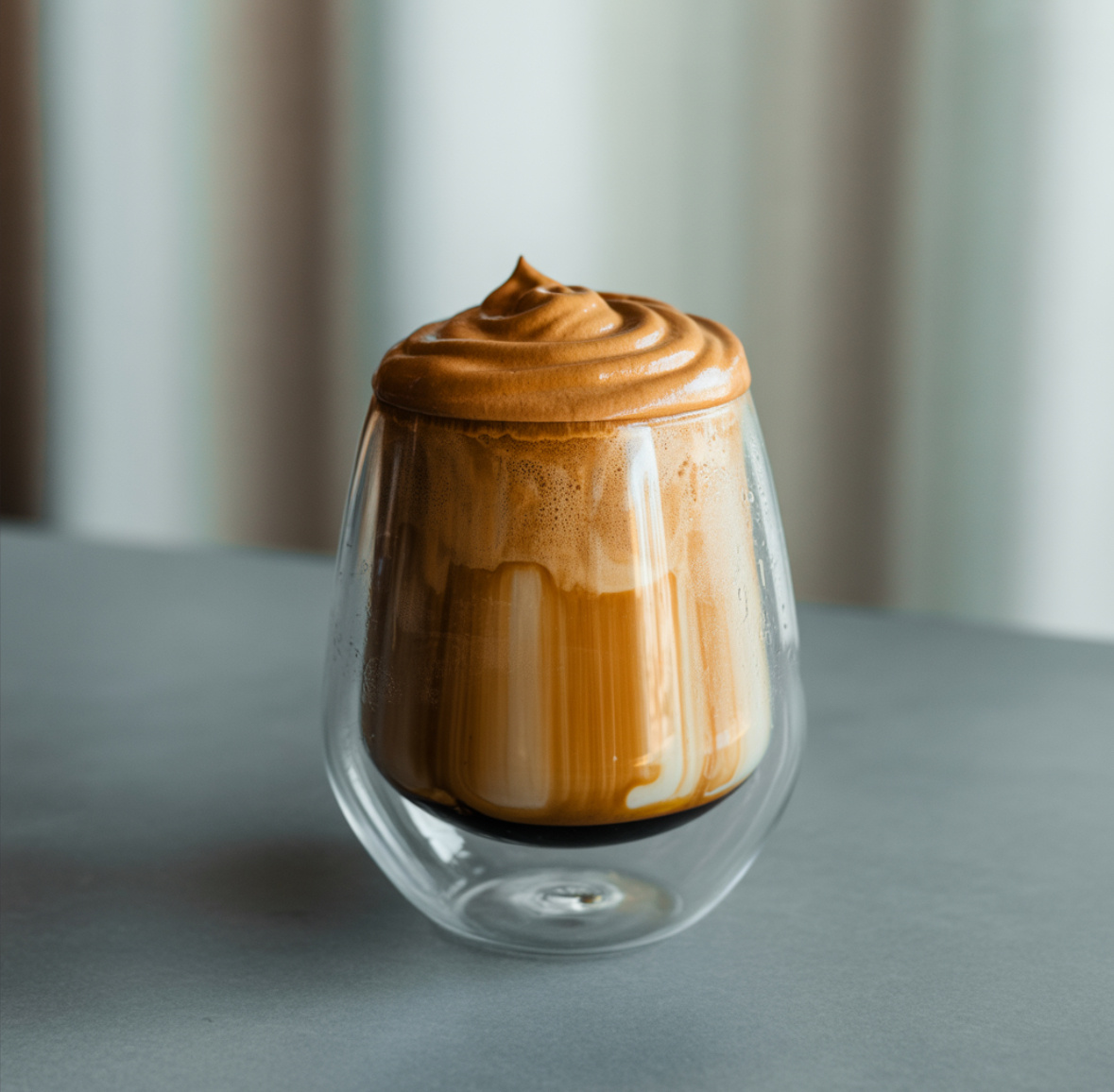 Если вы думаете, что эффектный и вкусный кофе можно найти только в кофейне, то этот рецепт — приятное открытие. Холодный «Далгона» кофе — это воздушная, сливочная пенка из взбитого кофе, парящая над ледяным молоком. Смотрится — как произведение искусства, а на вкус — как десерт из кофейной мечты. И всё это вы можете приготовить у себя на кухне за 5 минут!

📸 На фото — результат, который точно получится и у вас. Идеально для летнего утра или домашнего кафе на балконе.