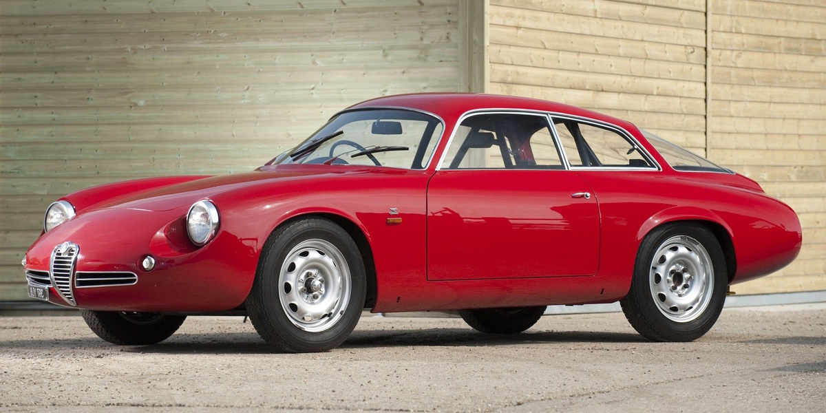 Лёгкие алюминиевые панели Giulietta SZ ‘Codatronca’выбивались полностью вручную, что требовало высочайшей квалификации.