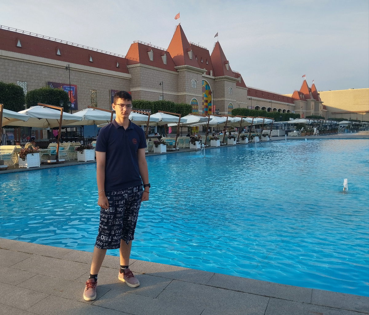 Это не бассейн))) это фонтан)))