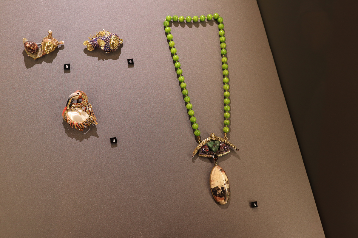 Работы Ольги Береговой: ожерелье "Лхаса - место богов", брошь "Фламинго"