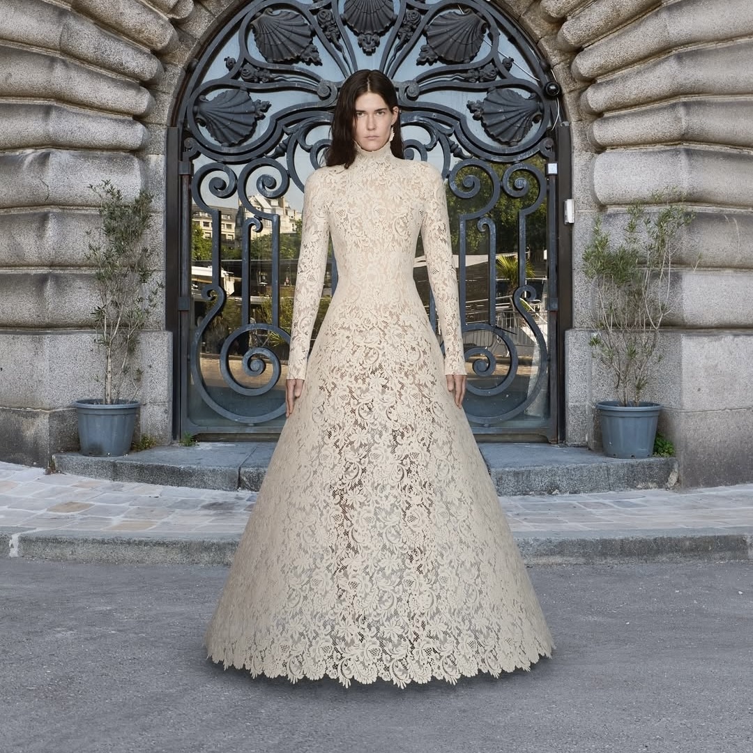 Некоторые женские образы с показа Balenciaga Fall 2025 Couture. 