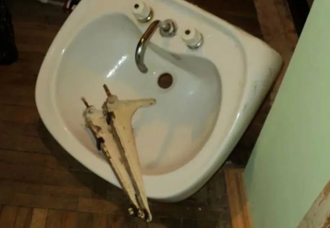 Пока писала свой рассказ, поняла, что фото штырей нет. Это я нашла в интернете и у меня точно такие, только я их оставила привернутыми к стене