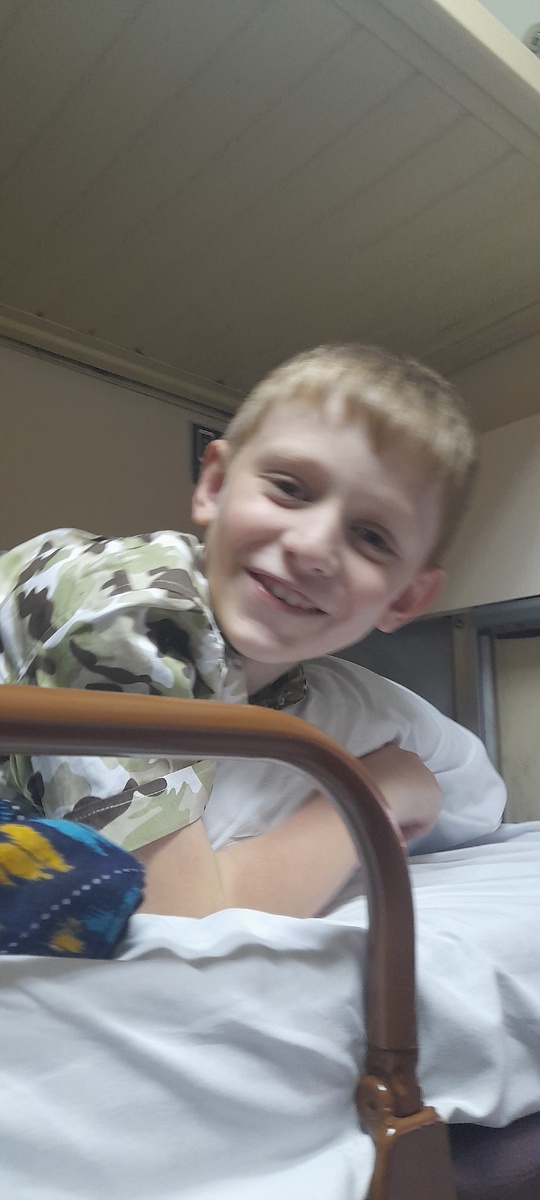 Расположились, рядом на боковых были по одному пассажиру, мужчина и женщина, они были очень недовольны таким маленьким соседом, он от эмоций много говорил, а я его просила потише