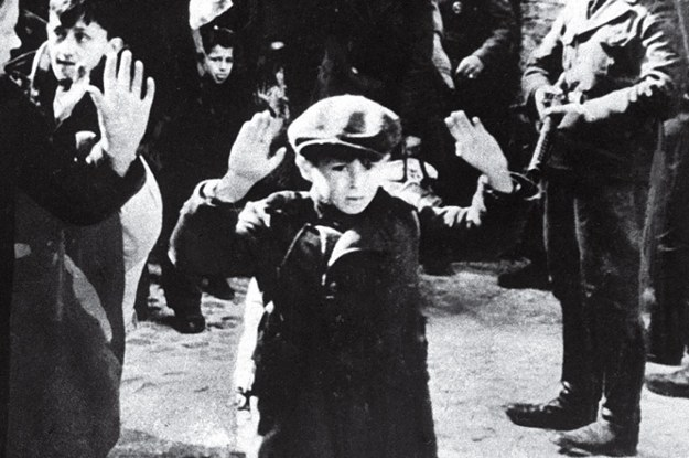 Немцы расстреливают детей. Фото из Яндекса. 