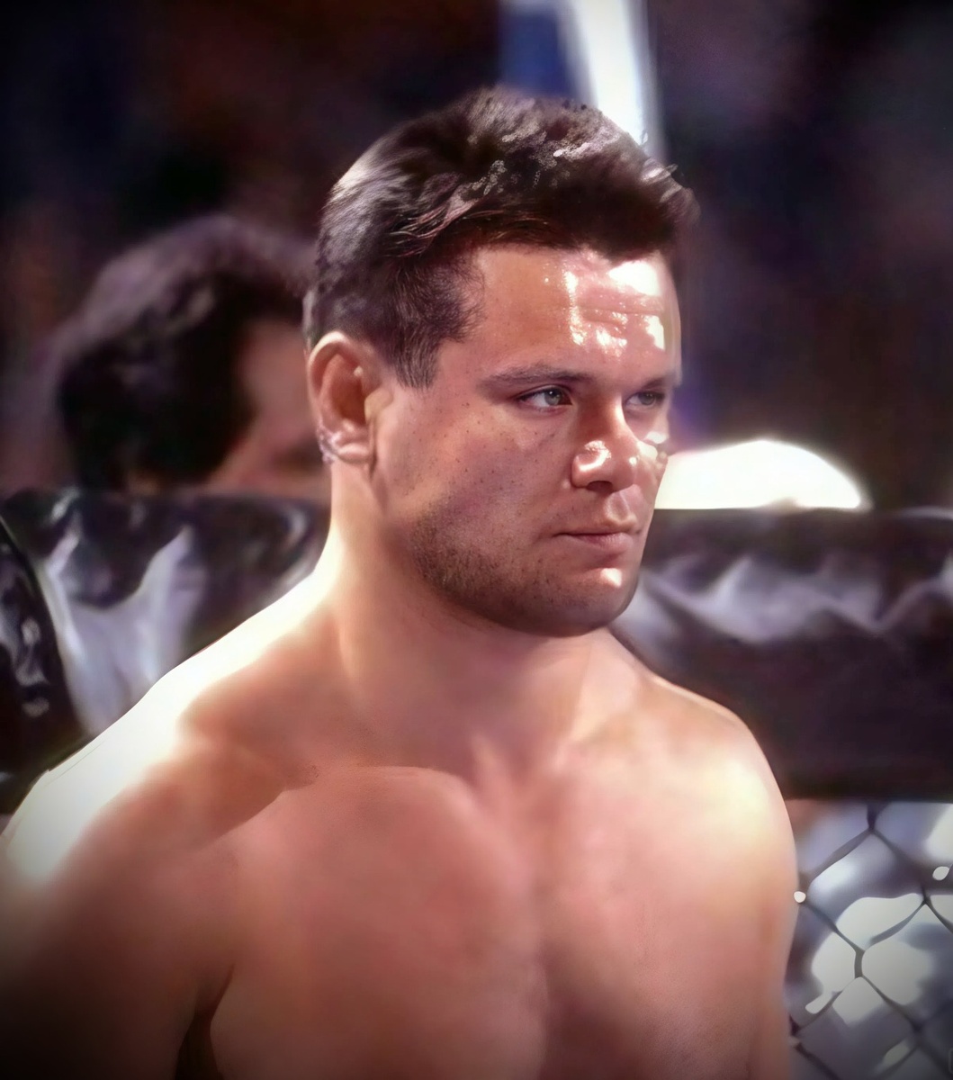 Олег Тактаров в октагоне UFC