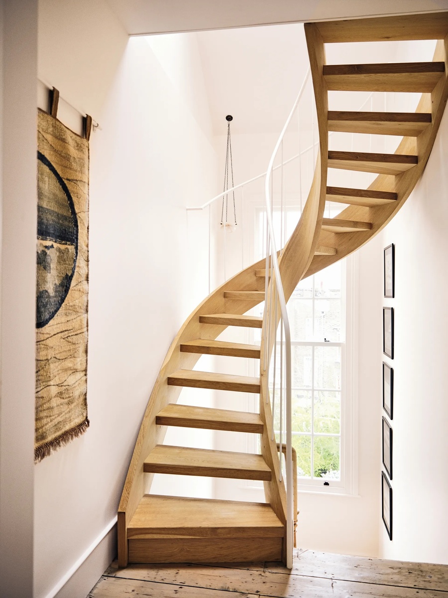 Один из главных материалов тёплого минимализма — светлое дерево   