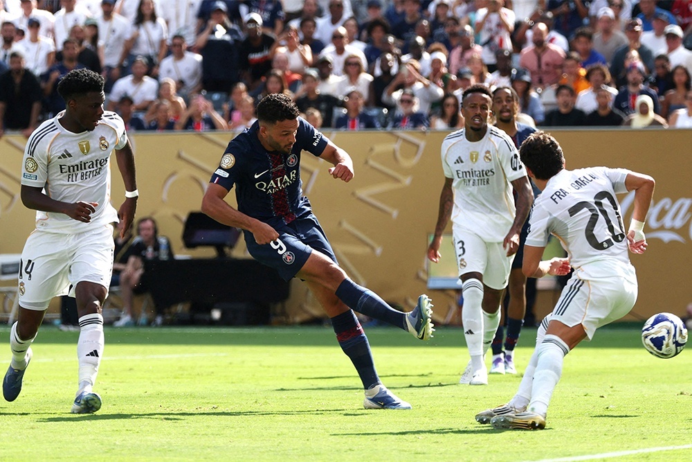    Форвард "ПСЖ" Гонсалу Рамуш (в синей форме) забивает четвертый мяч в полуфинале против "Реала" - 4:0. / REUTERS