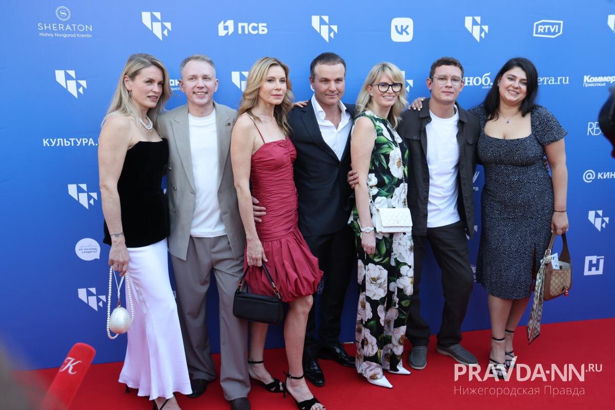    Практически все звезды в этот вечер не скупились на улыбки, селфи и автографы