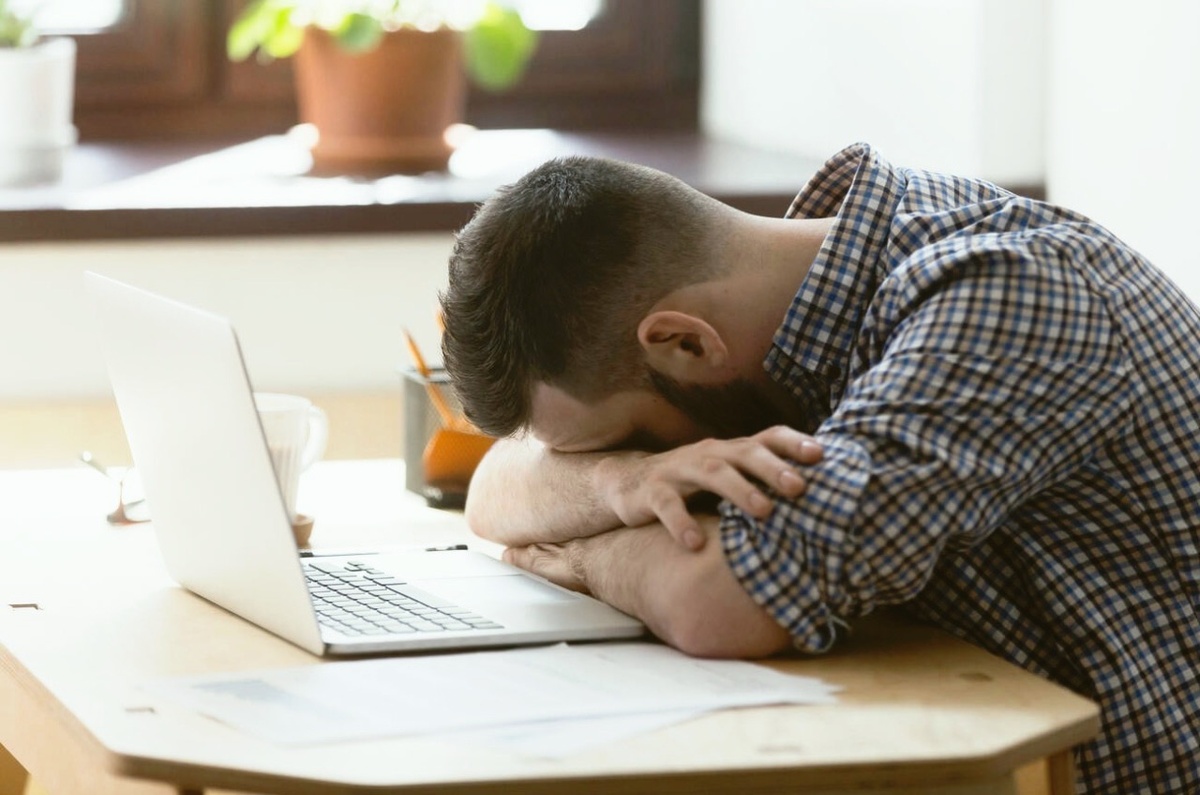Хронический недосып — не редкость, а стиль жизни для многих взрослых