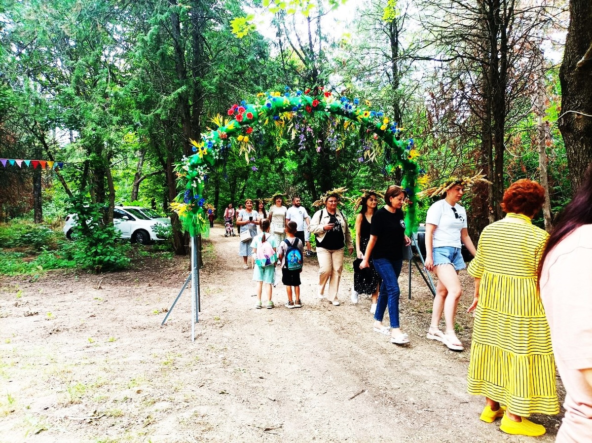 Люди идут на праздник