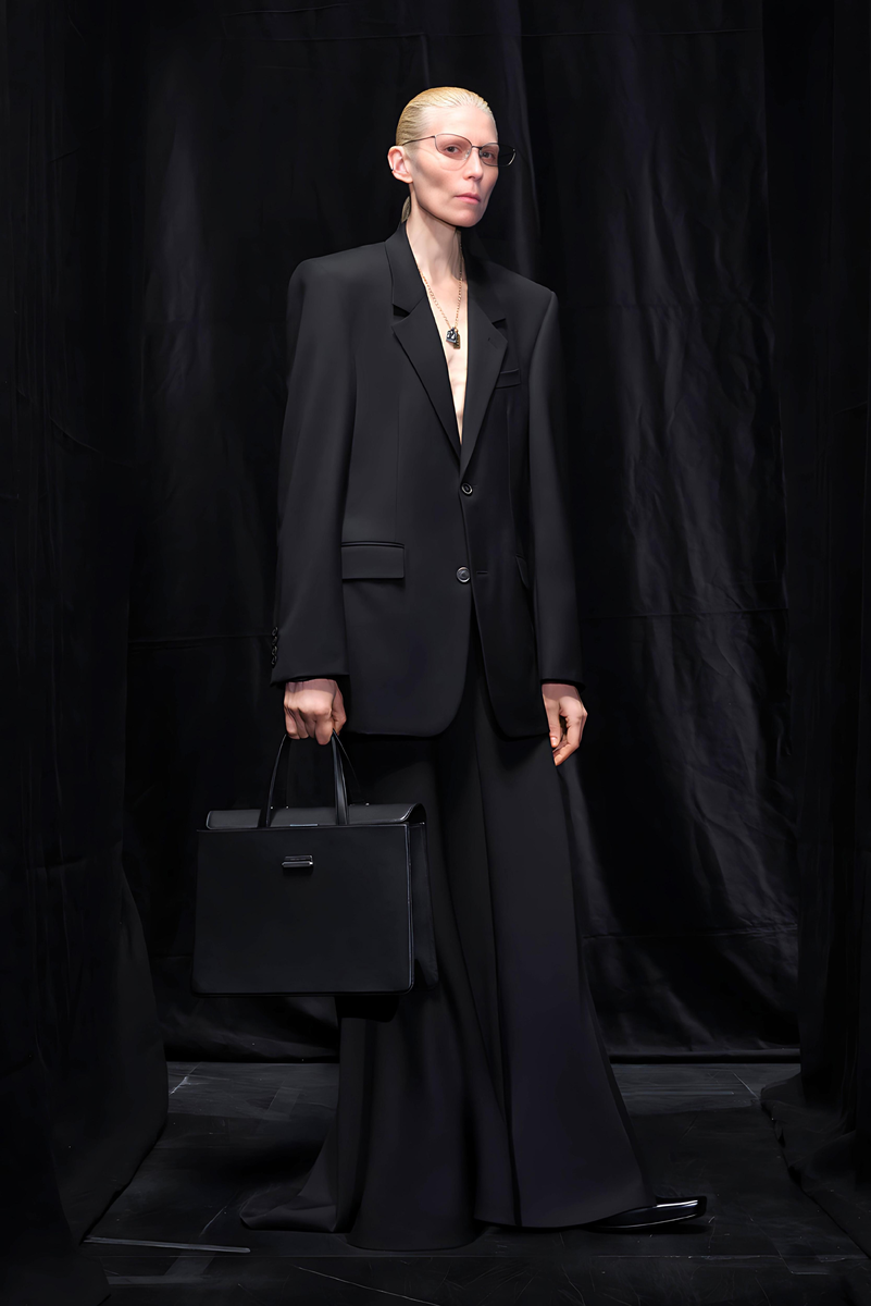 Balenciaga весна-лето 2025