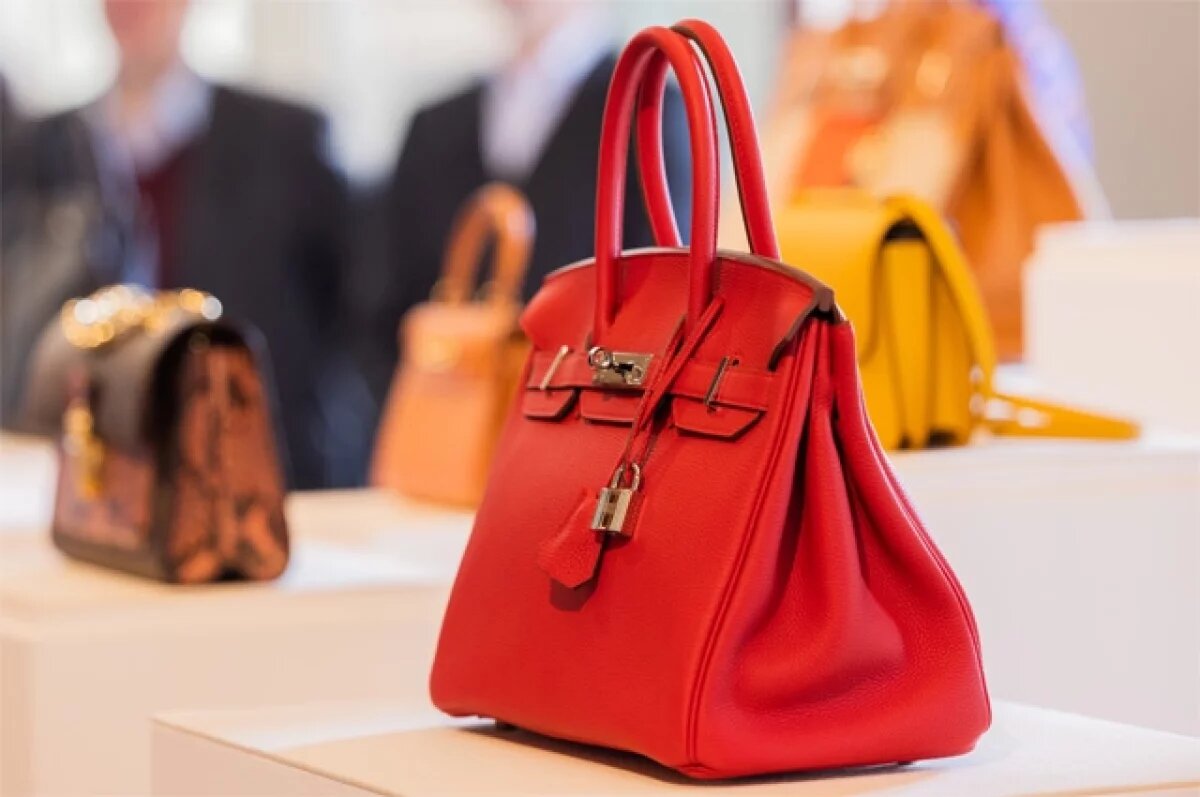    В Париже первая в истории сумка Birkin ушла с молотка за $10 млн