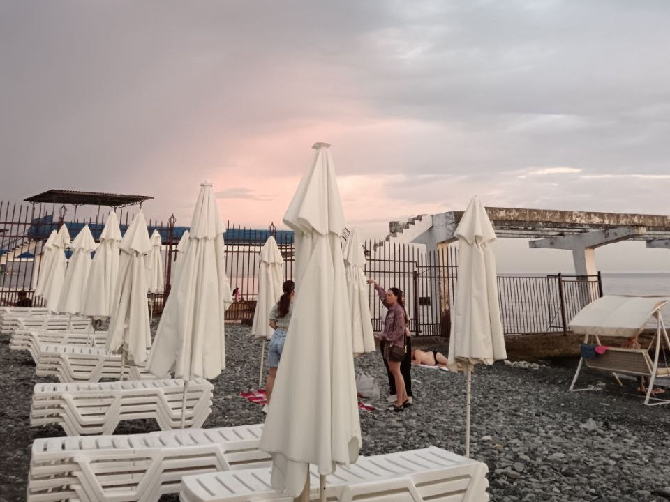 Море в Сочи до сих пор холодное. Фото автора. 