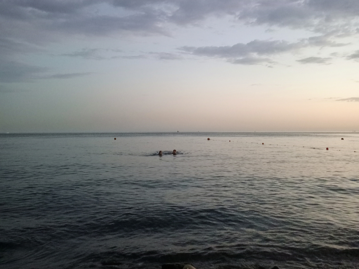 Температура моря в Сочи до сих пор не выше +20 градусов. Фото автора. 