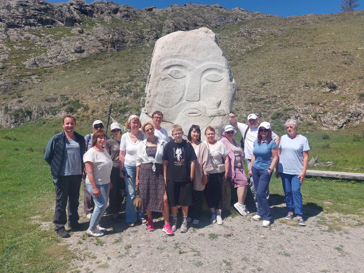 туристы АлтайТурМаркет на фоне памятника