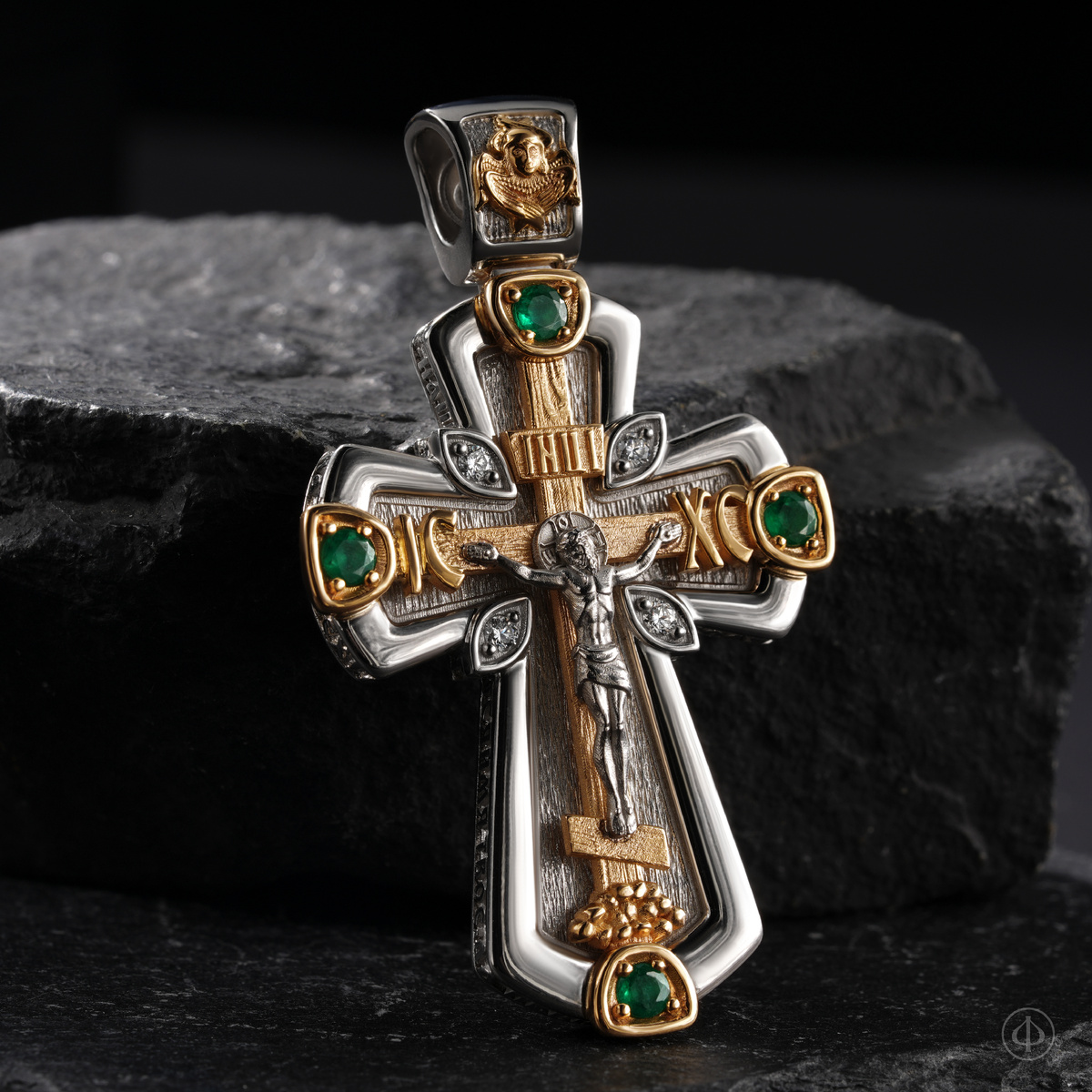 Крест из золота 750 и платины с изумрудами и финифтью Арт.062/К1