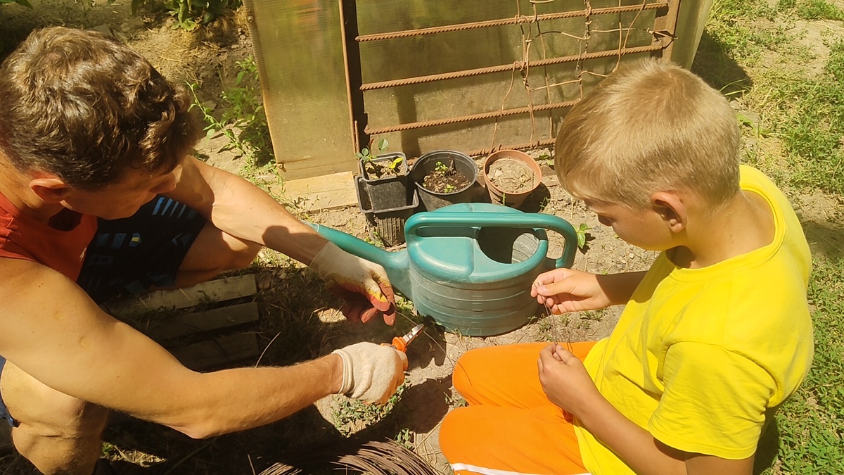 Даня показывает Диме как надо