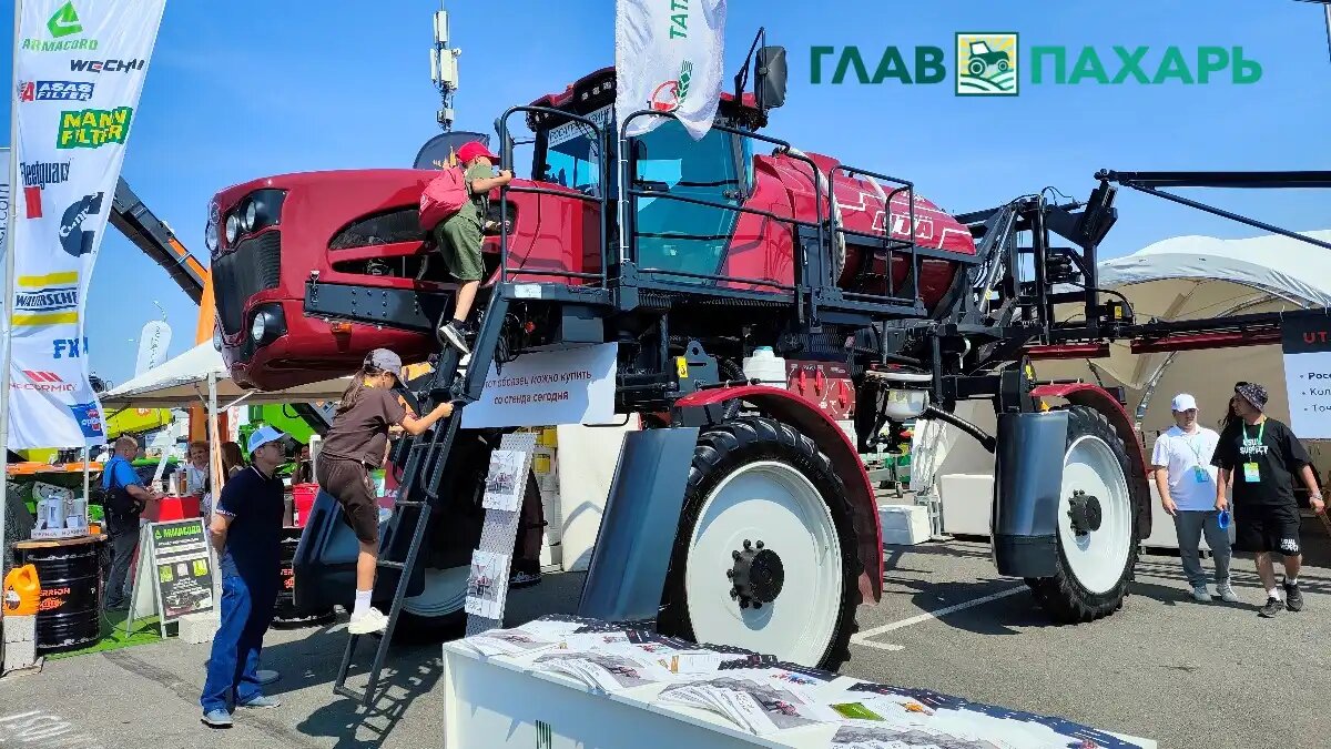 Фото: © Артём Борисов / Glavpahar.ru
На АГРОВОЛГЕ-2025 презентовали самоходный опрыскиватель UTA-3000.G