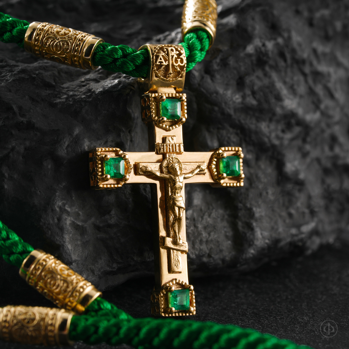 Крест из золота 750 с изумрудами Арт.017