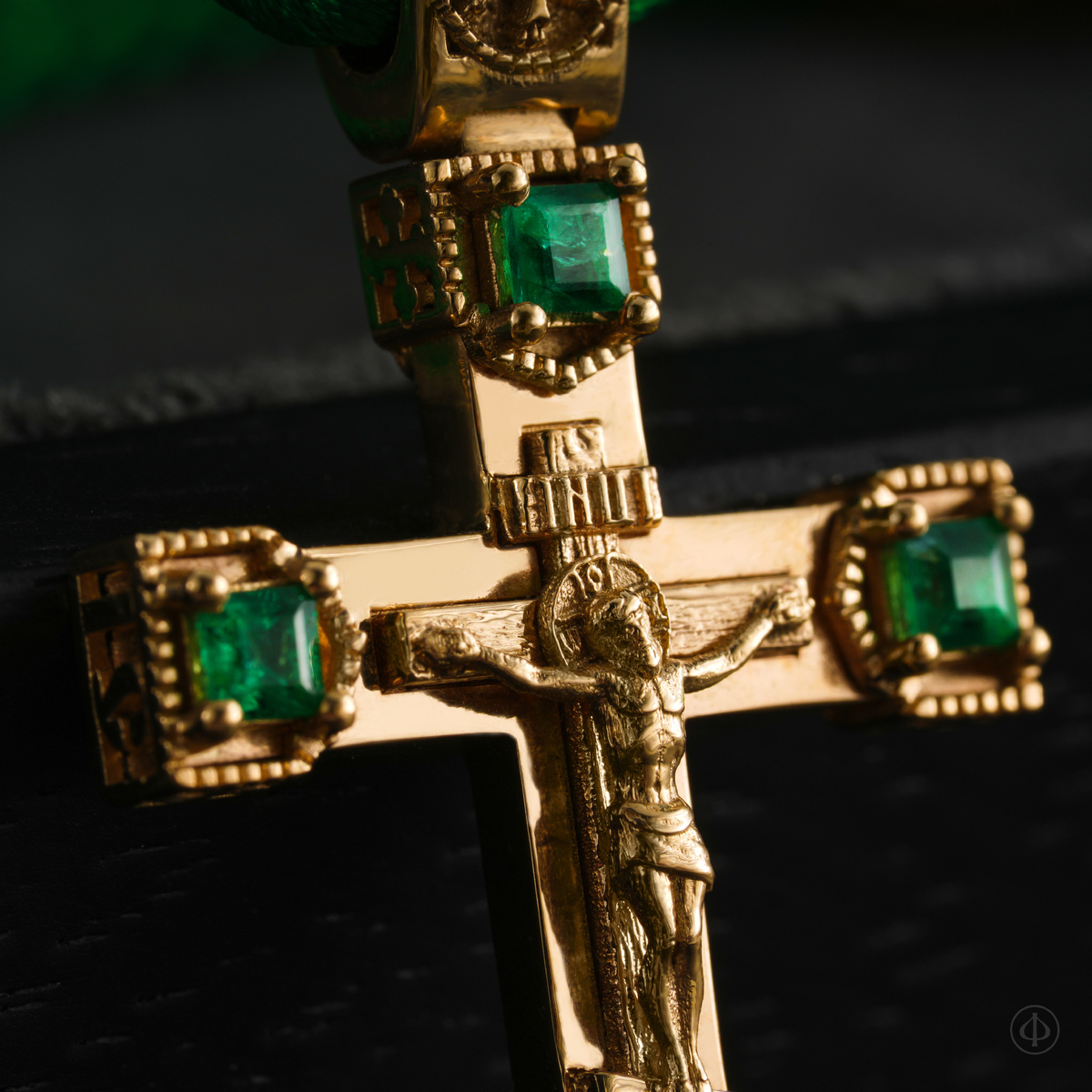 Крест из золота 750 с изумрудами Арт.017