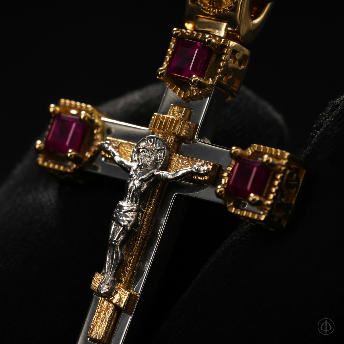 Крест из золота 750 и платины с рубинами Арт.017