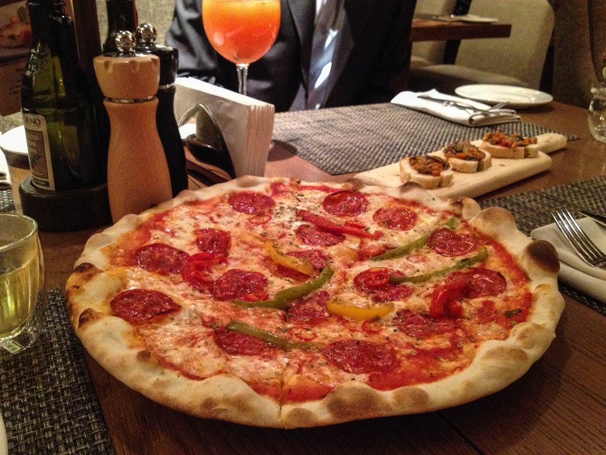 Пиццу подают не только в пиццериях, но и в ресторанах