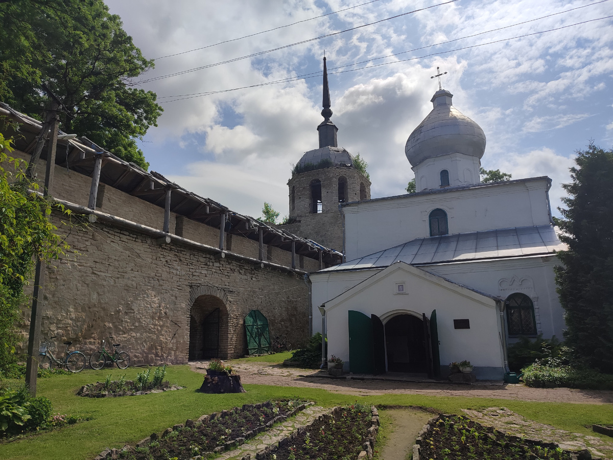 Стена крепости, Никольская башня и Никольская церковь. 