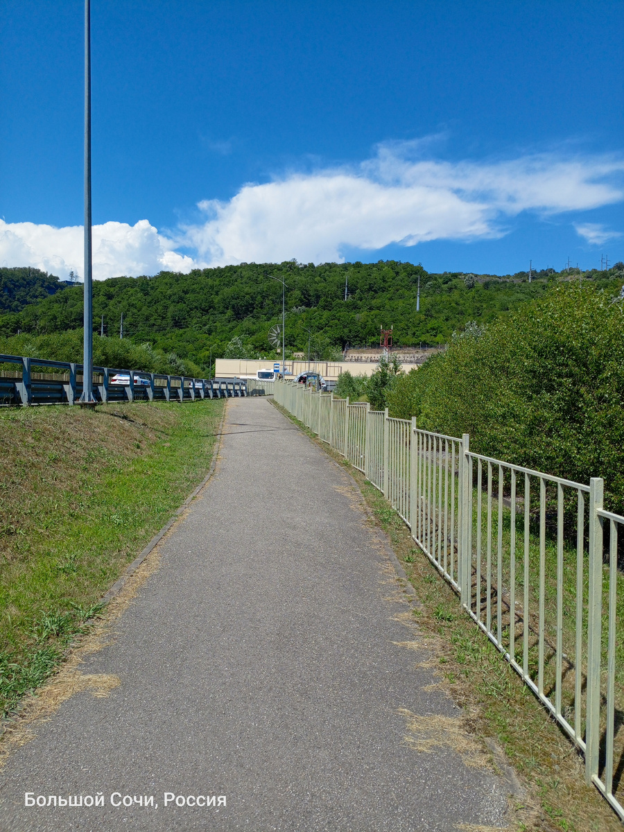 Слева дорога, впереди гора(въезд в туннель), сзади спуск под мост на другую сторону.