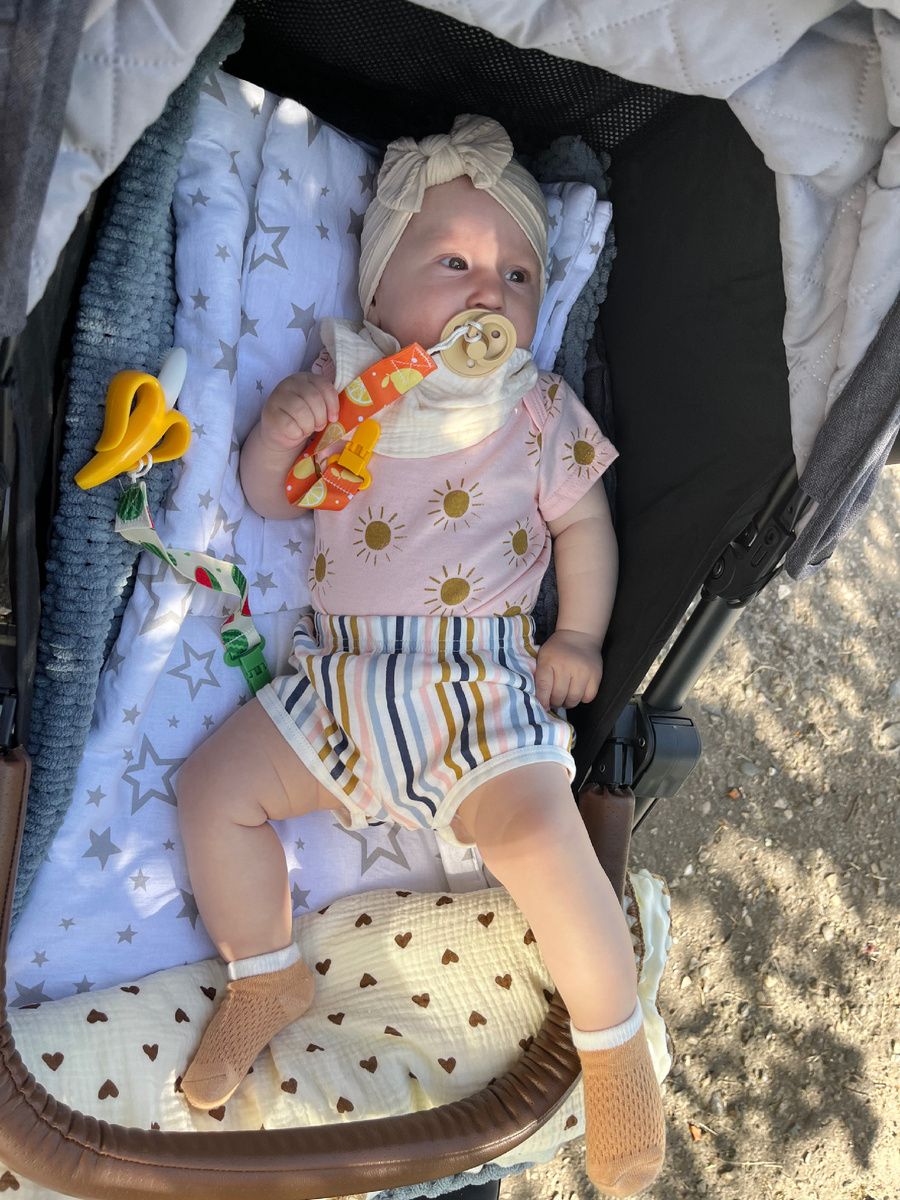 Фото автора, на улице даже вечером +35, поэтому даже обувь ей не одеваю, хоть и купила 3 пары.