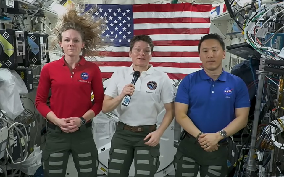 Праздничный сеанс связи с борта МКС. Фото: NASA-TV