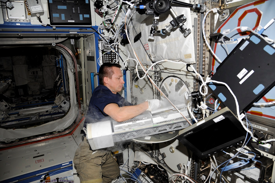 Сергей Рыжиков закладывает образцы в морозильник MELFI. Фото: Роскосмос