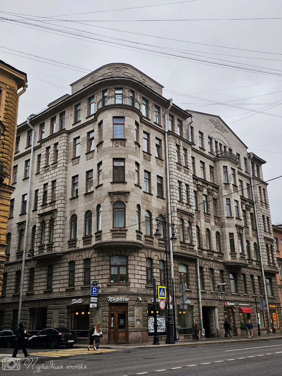 Дом Романова выделяет на фоне остальных величественной глыбой. Фото: Парадная гостья