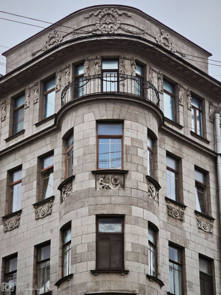 При этом детали фасада довольно изящны. Фото: Парадная гостья