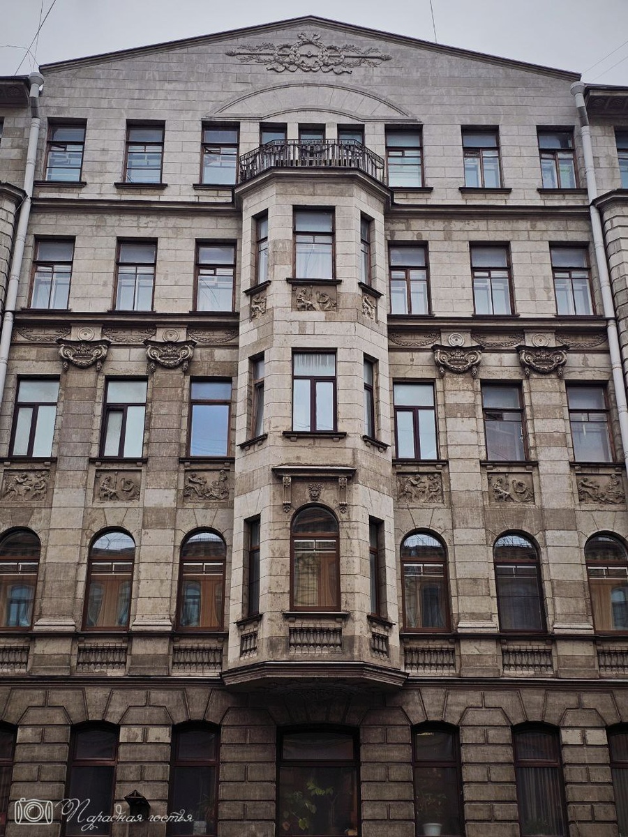 Эркер по улице Восстания. Фото: Парадная гостья